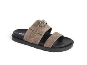 أحذية مسطحة بلون البيج الفريد بتصميم فاخر