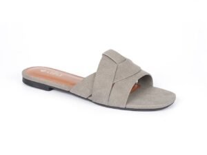 أحذية مسطحة بسيطة باللون البيج مع لمسة فاخرة