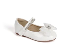 Girls' flats with an attractive shine