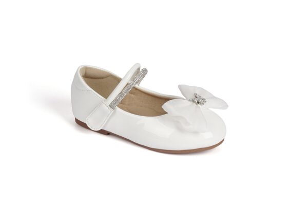 Girls' flats with an attractive shine