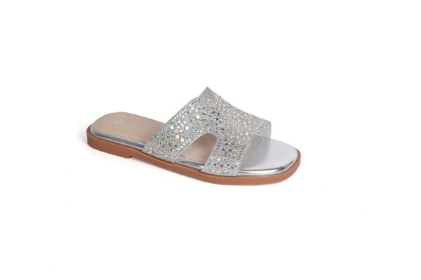 Girls' heeled shoes with a modern shine