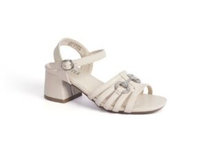 Girls' heeled shoes with a modern shine